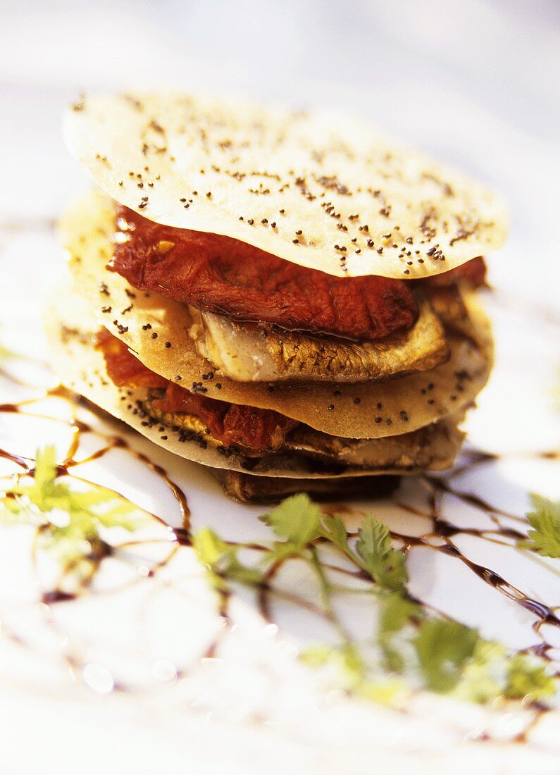 Kräcker mit Sardinen, Tomaten und Mohn