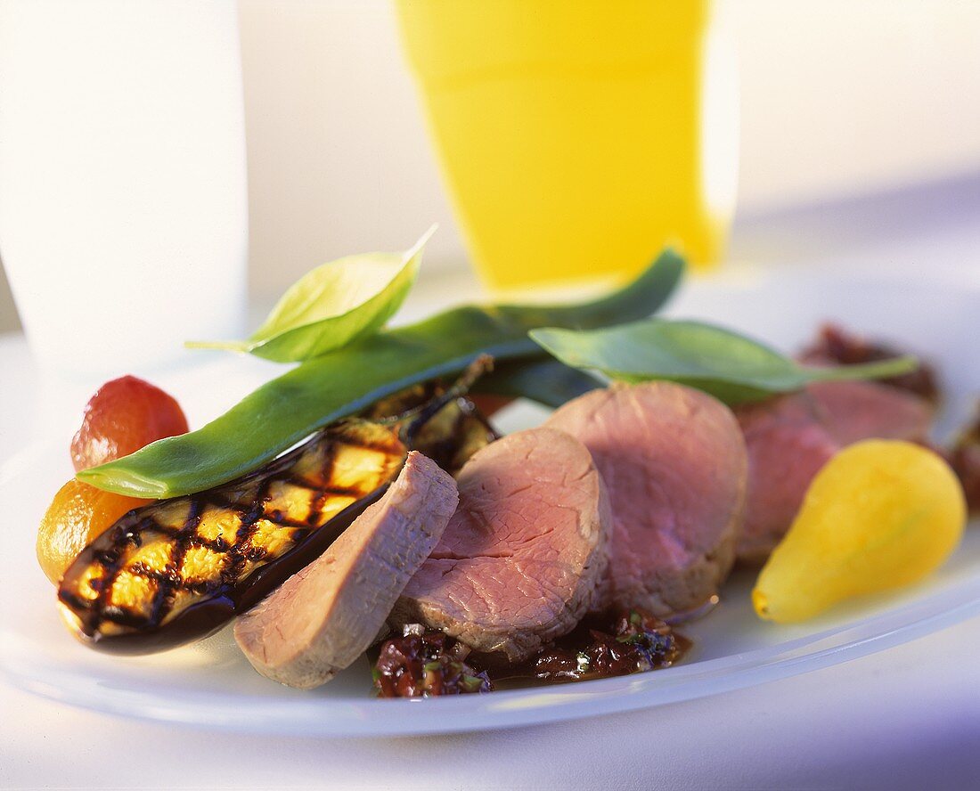 Pochiertes Kalbsfilet mit jungem Gemüse