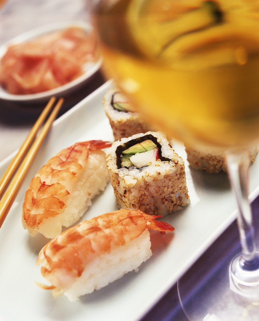 Nigiri-Sushi mit Garnelen und California-Roll