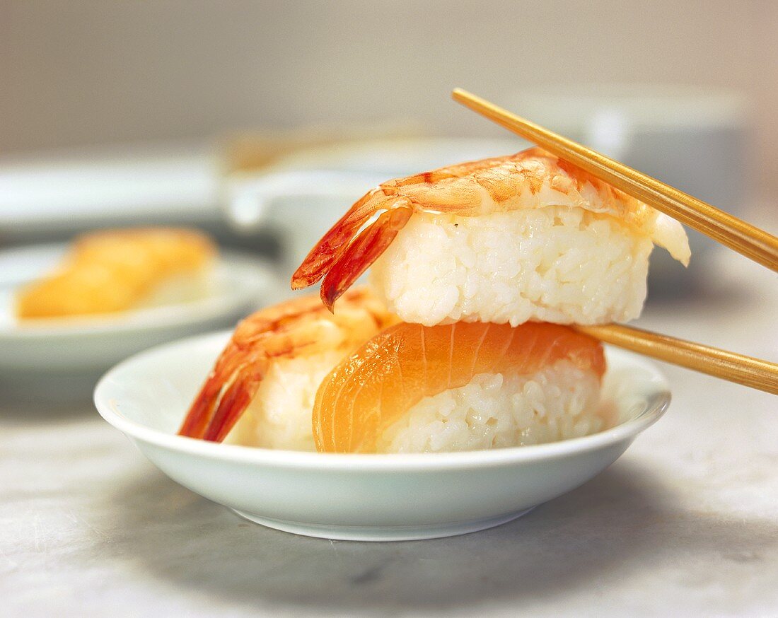 Nigiri-Sushi mit Garnelen und mit Lachs