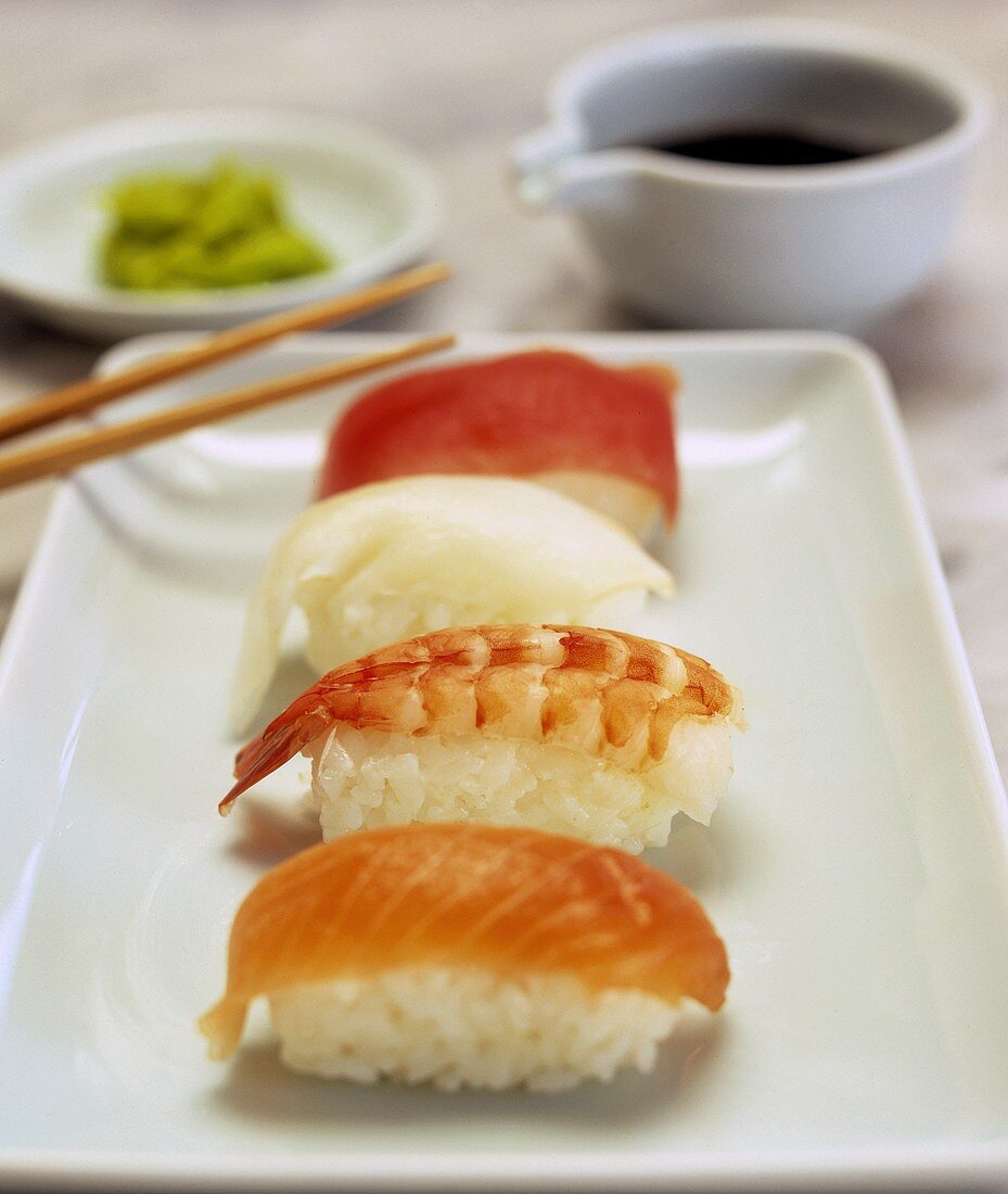Verschiedene Nigiri-Sushi auf Teller, Wasabi und Sojasauce