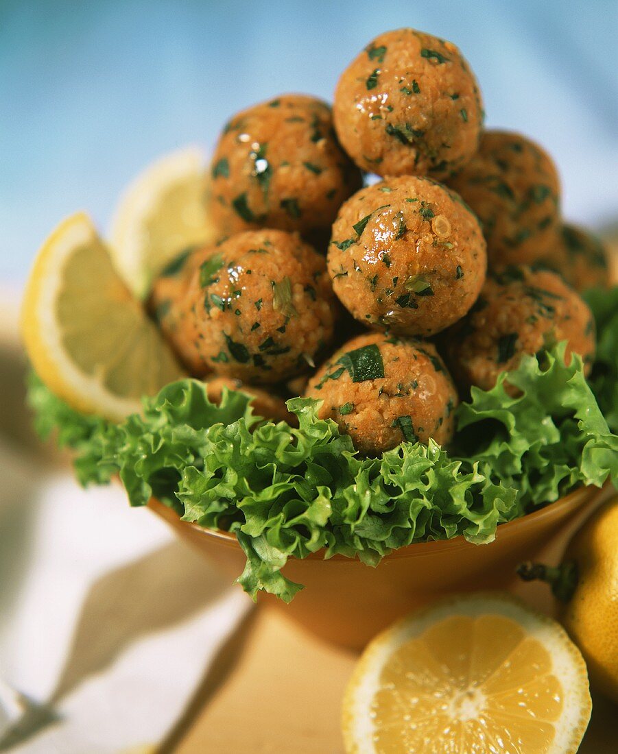 Bulgur-Linsen-Bällchen auf Salatblättern