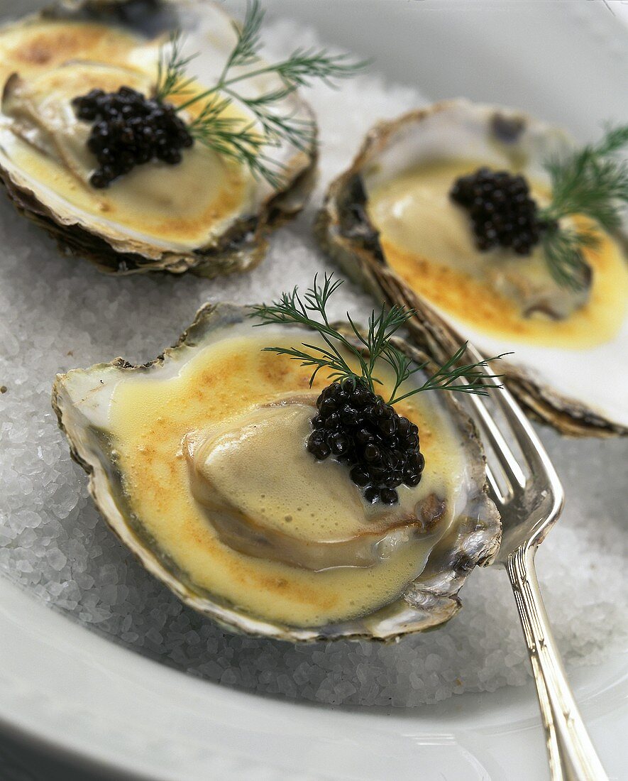 Drei Austern à la creme mit Kaviar und Dill