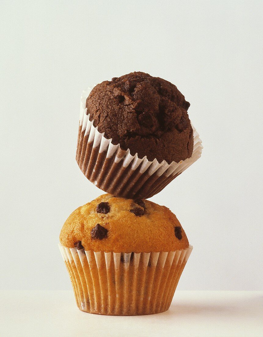 Muffin mit Chocolatechip und Schoko-Muffin übereinander