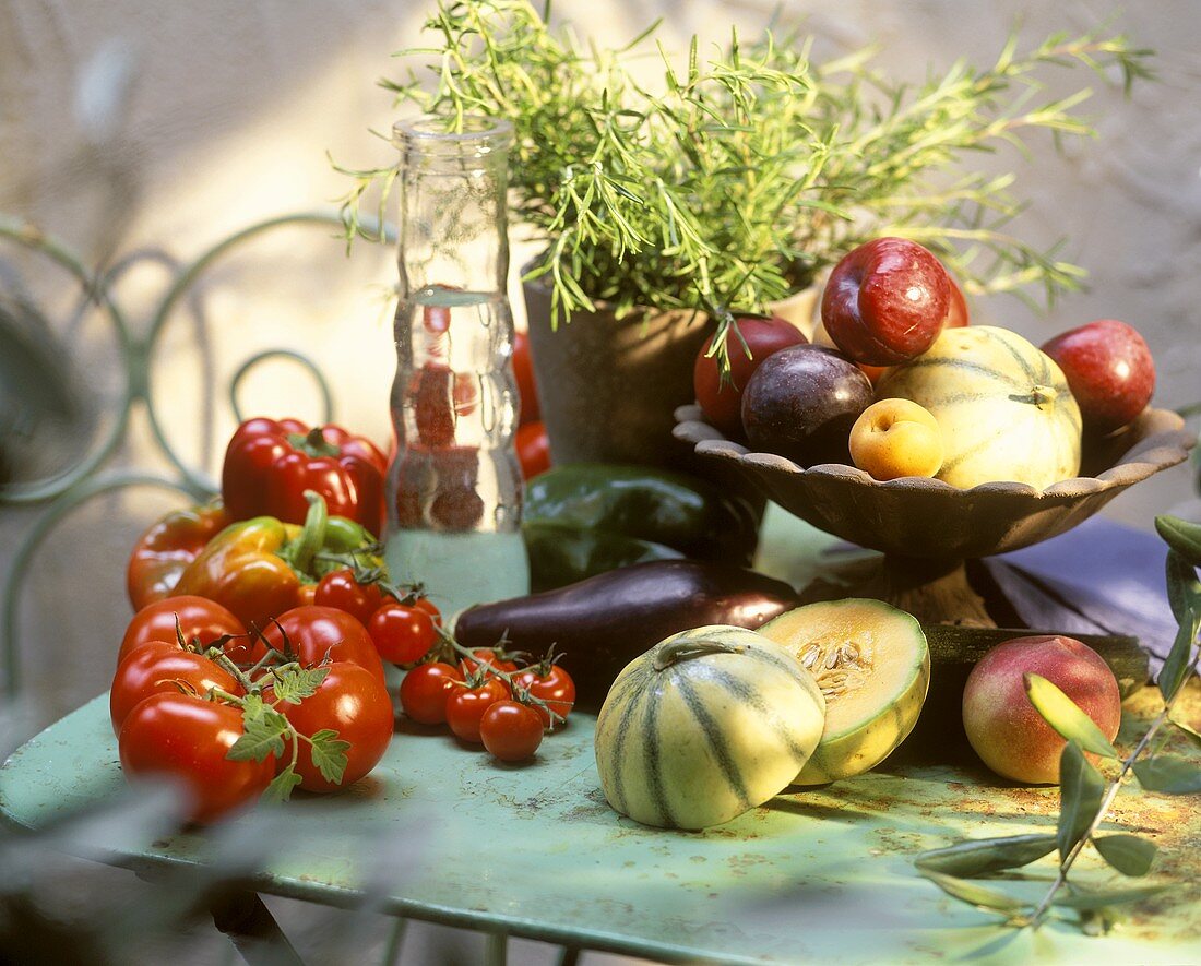 Stillleben mit Gemüse, Obst und Kräutern