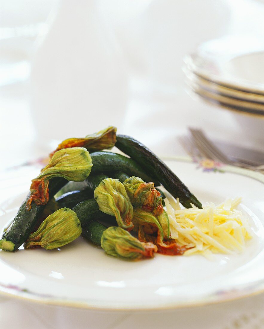 Zucchini mit gefüllte Zucchiniblüten und Parmesankäse