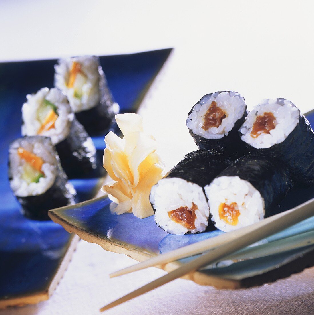 Hosomaki-Sushi mit Kürbis und mit Möhre und Gurke