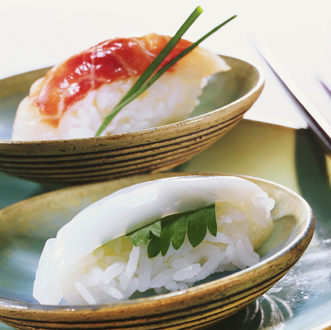 Nigiri-Sushi mit Tintenfisch und mit Wolfsbarsch