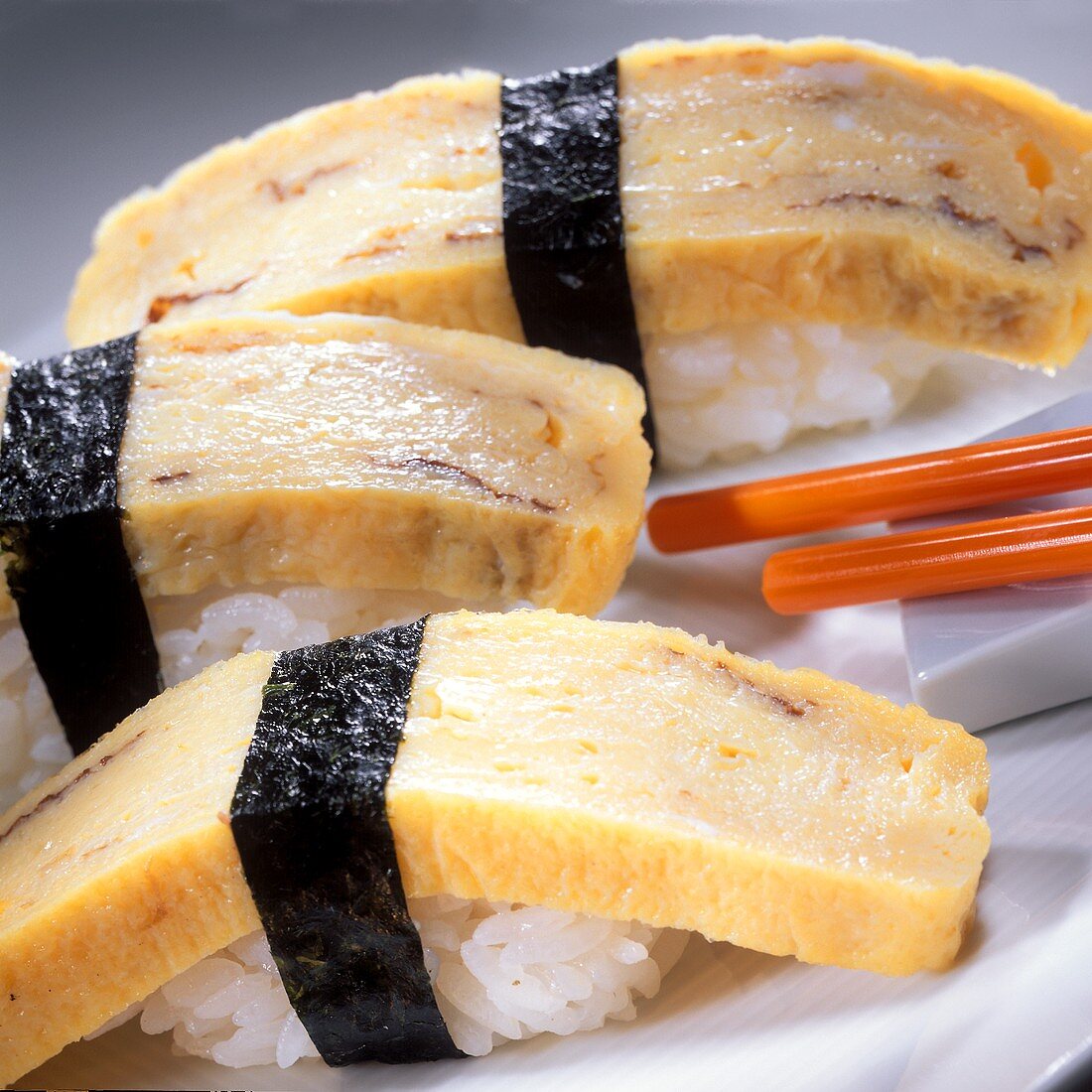 Nigiri-Sushi mit Omelett