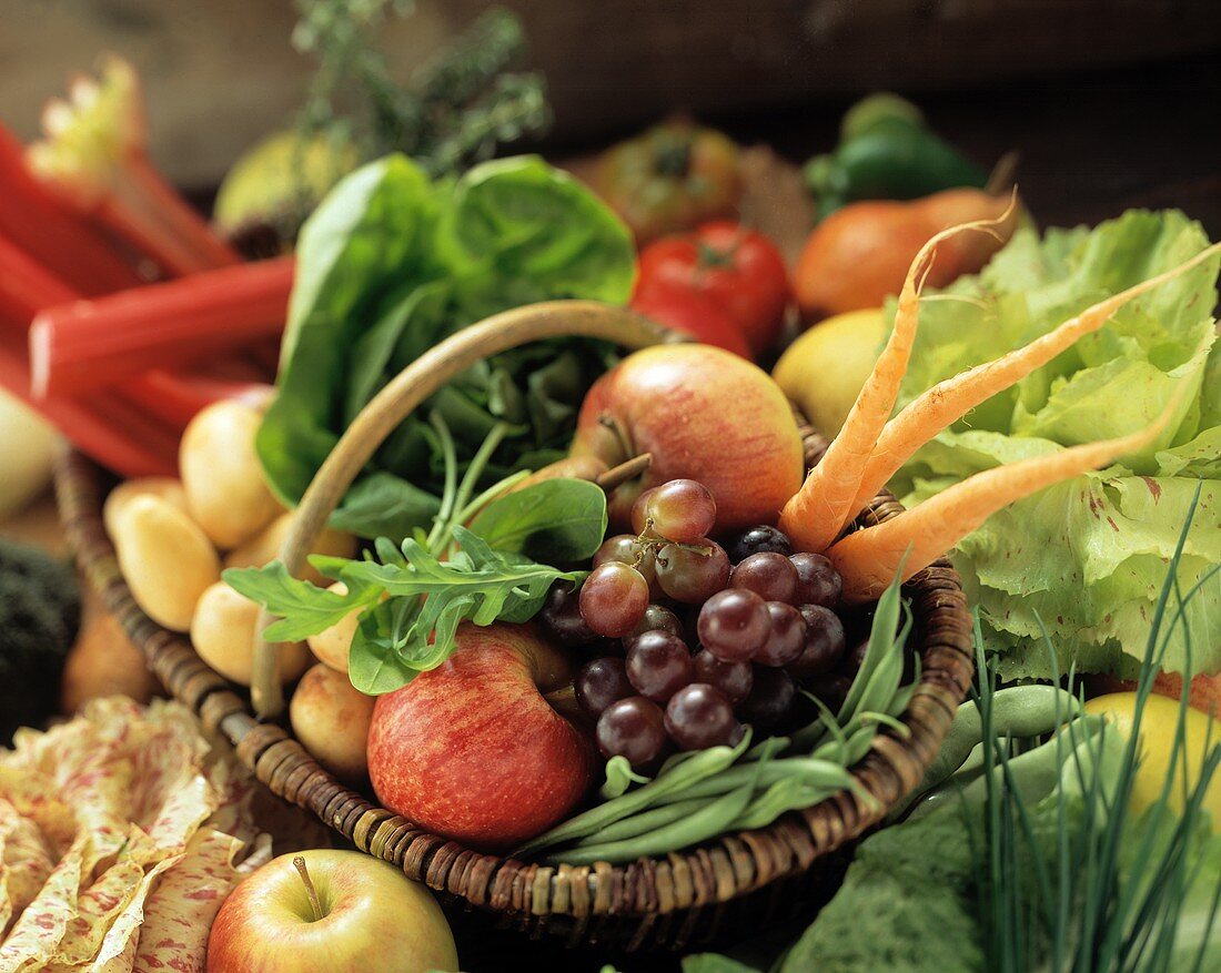 Obst und Gemüse in einem Korb und daneben