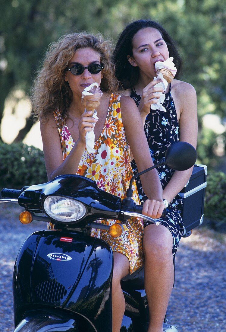 Zwei Sizilianerinnen mit Eis auf Moped