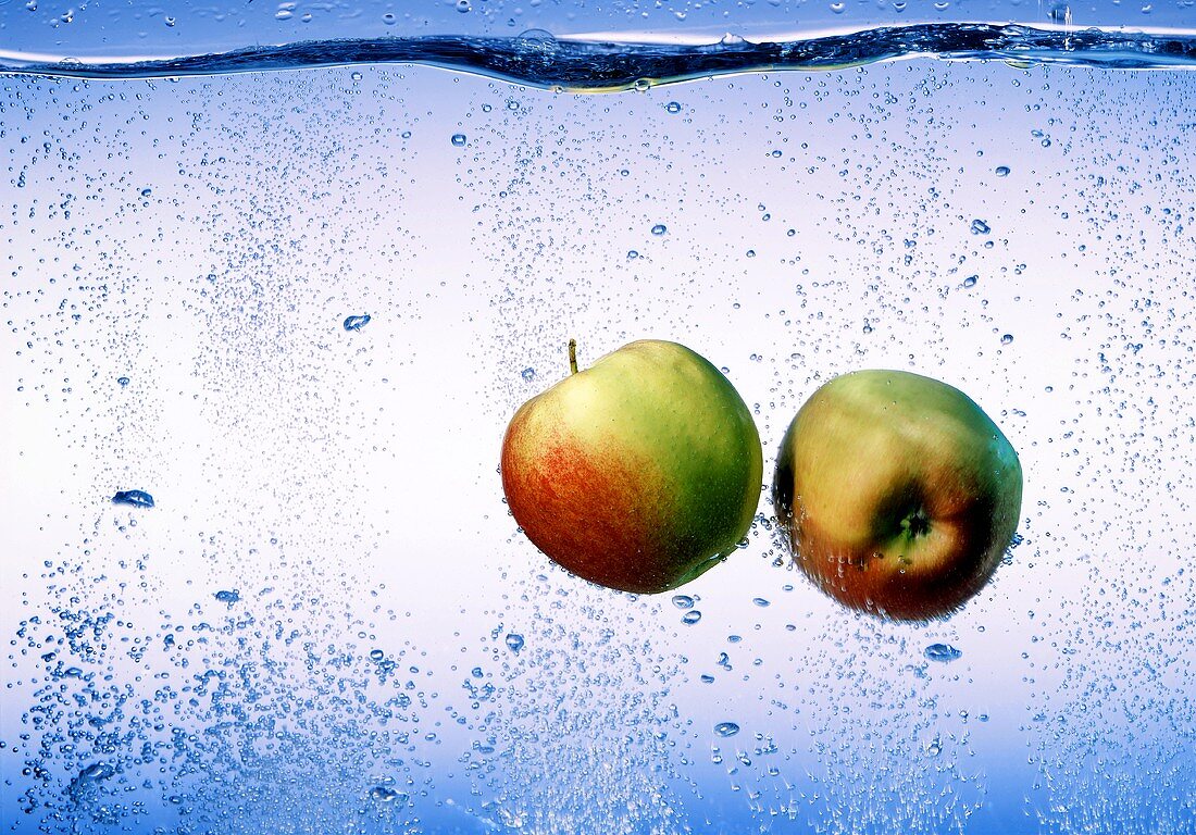 Zwei Äpfel im Wasser