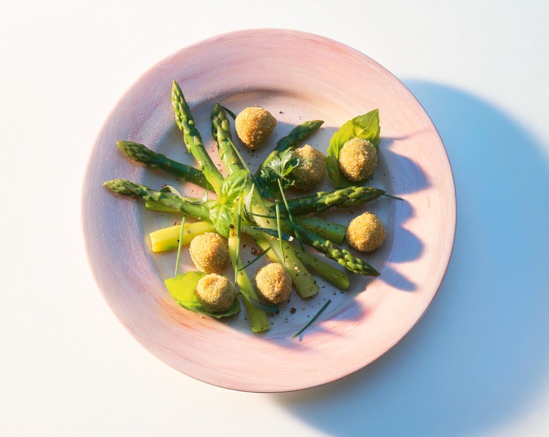 Grüner Spargel mit Käsekroketten