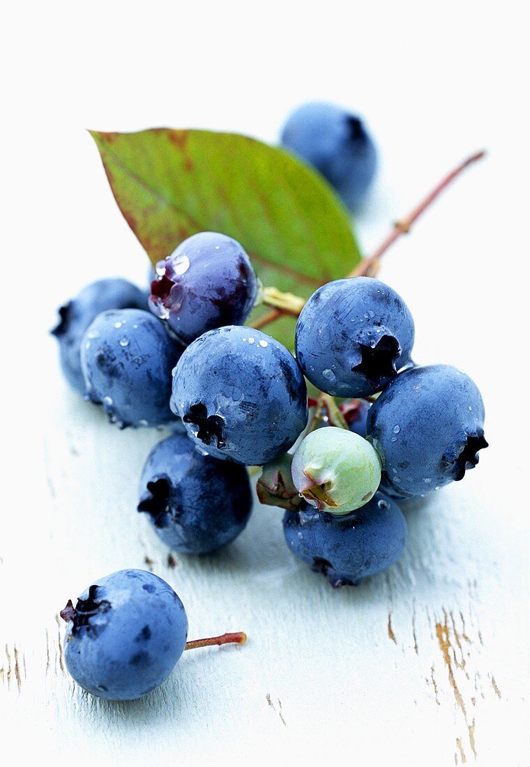 Fresh blueberries with leaf