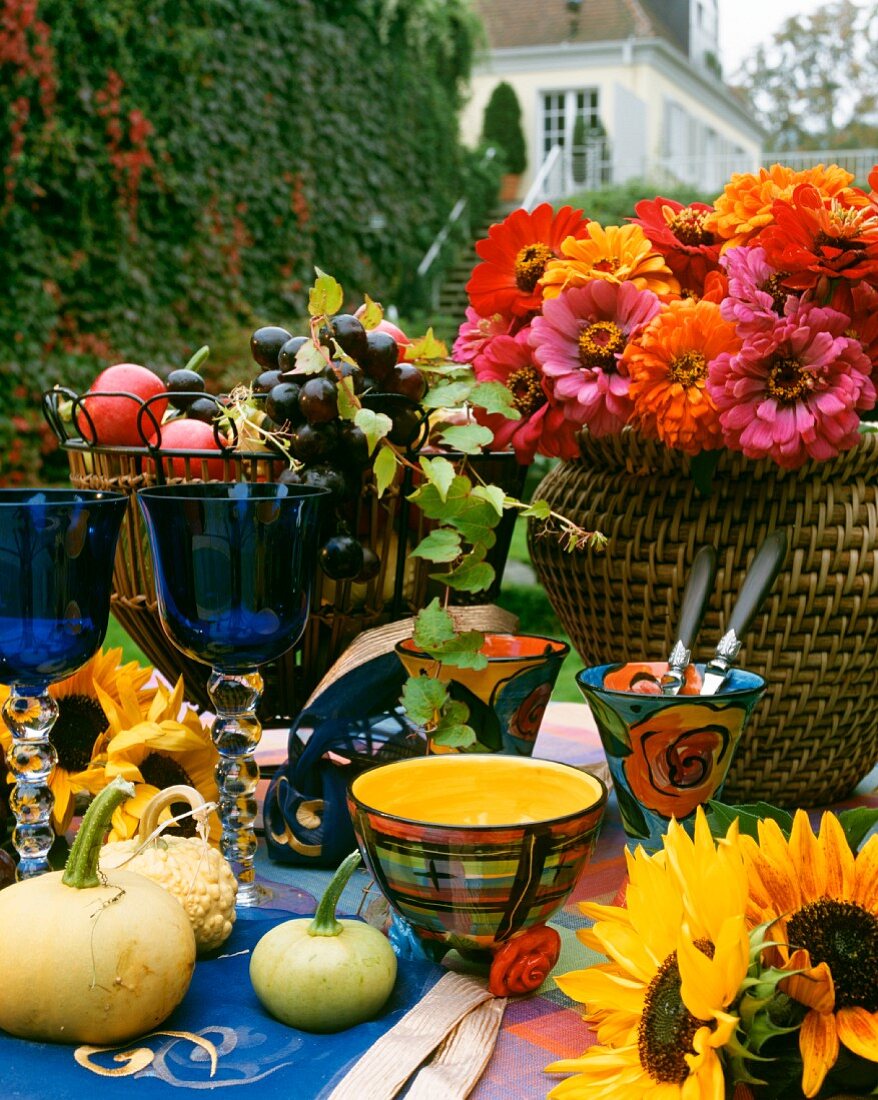 Herbstlich dekorierter Tisch im gepflegten Garten