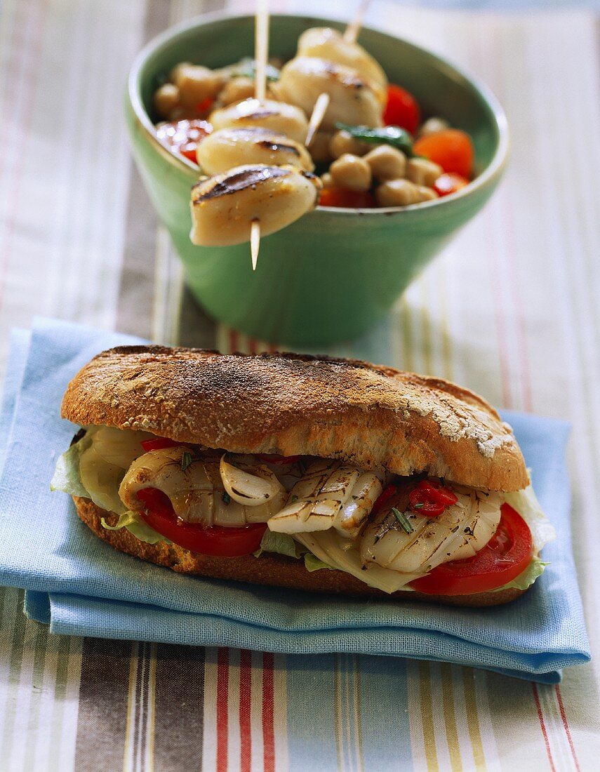 Sandwich mit Tintenfisch; Calamaretti mit Kichererbsensalat