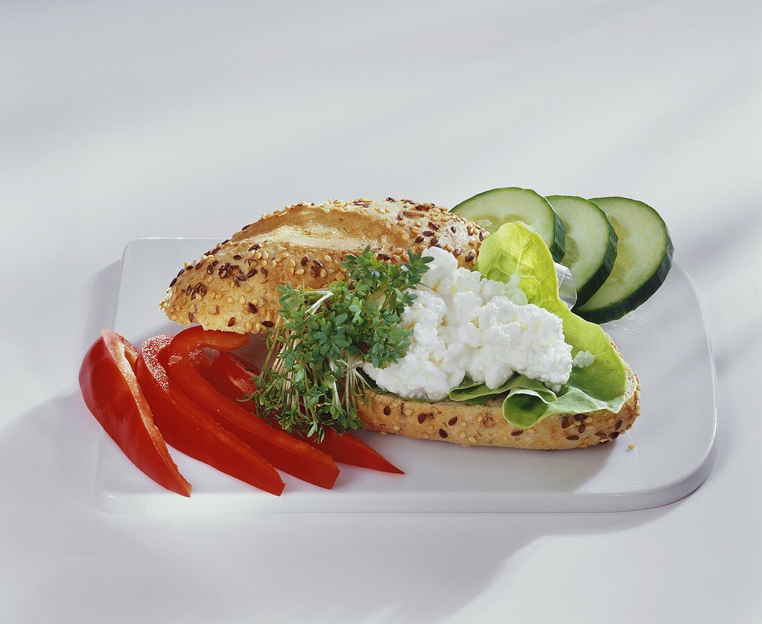Wholemeal roll with quark and vegetables