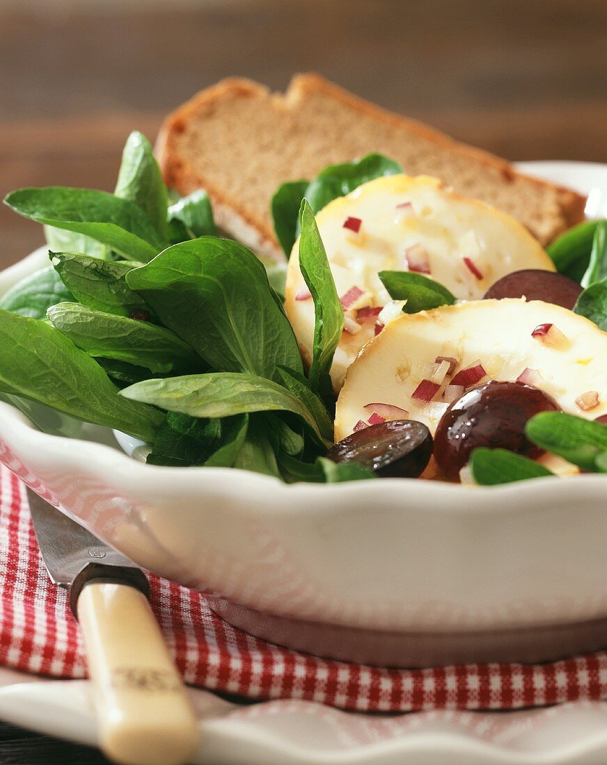 Feldsalat mit Weinkäse und Trauben