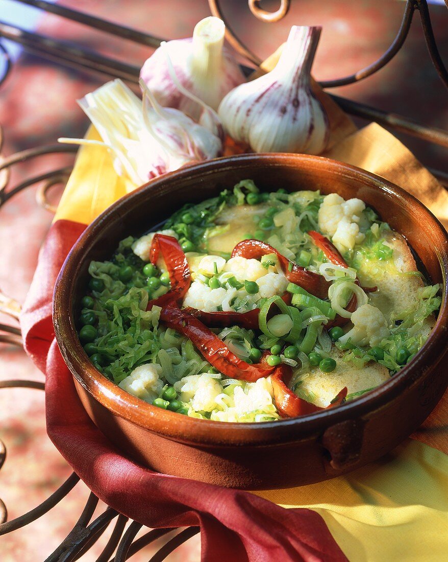 Vegetable stew with white bread; garlic