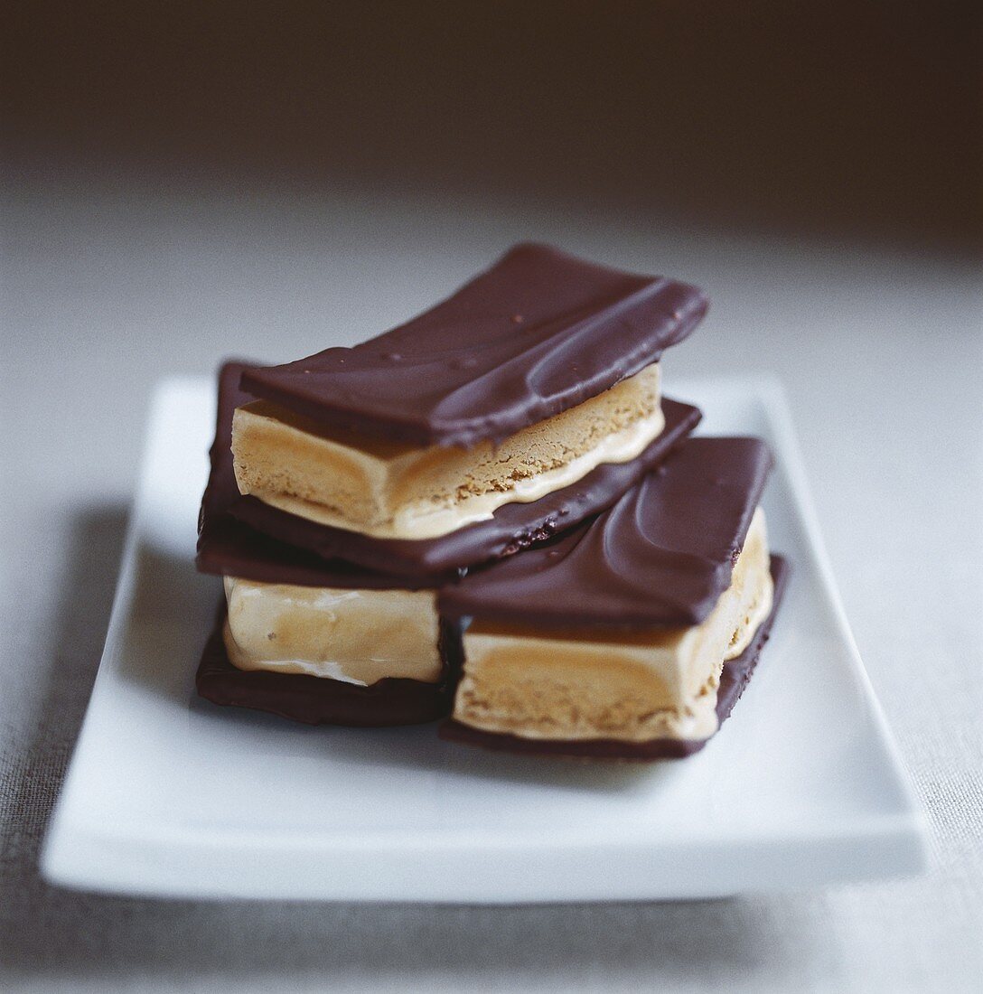 Kaffee-Haselnuss-Eiskuchen mit Schokolade