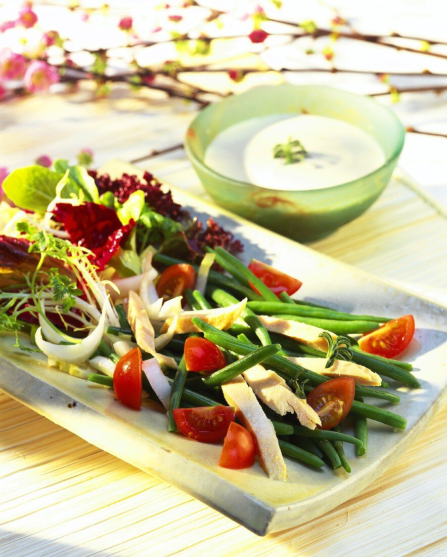 Bohnen-Hähnchen-Salat mit Tomaten; Joghurtsauce