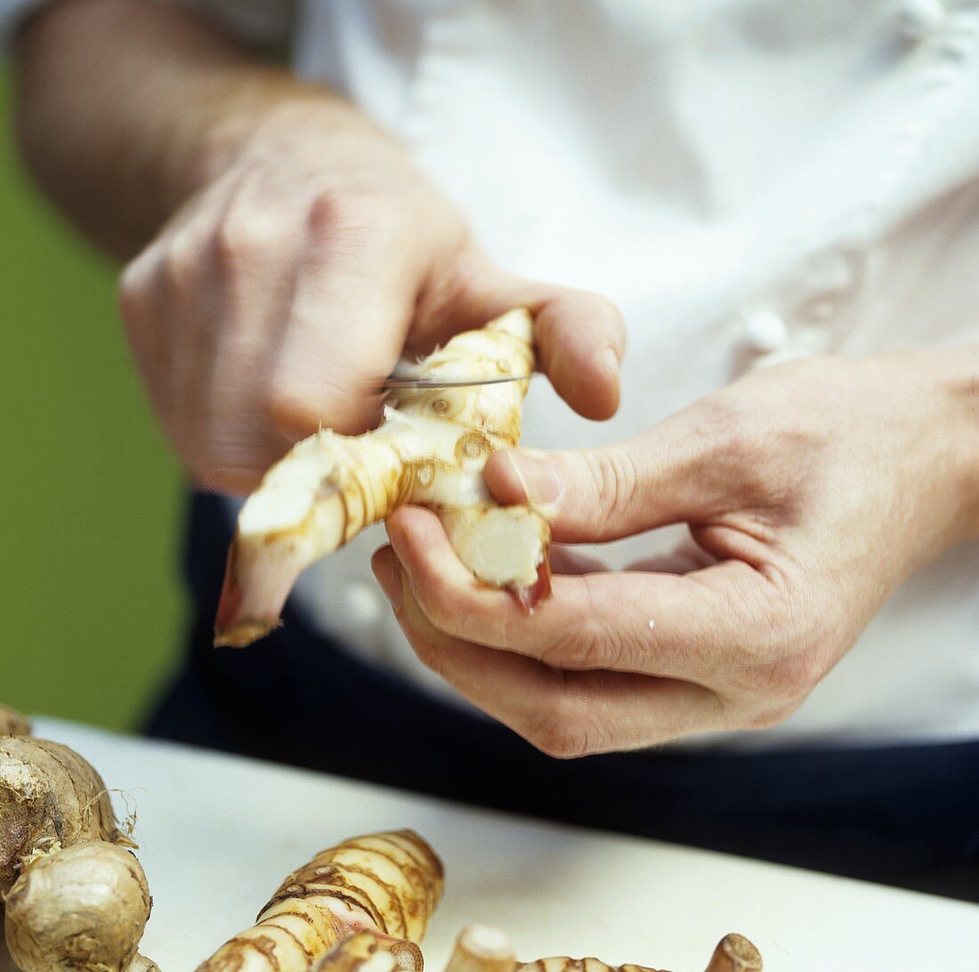 Peeling galanga root