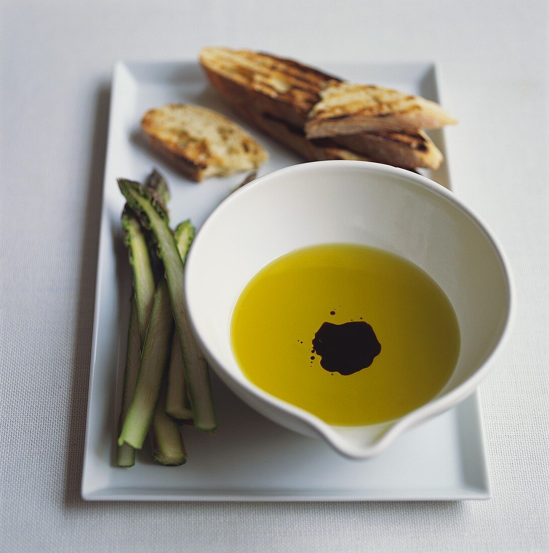 Olive oil with balsamic vinegar; green asparagus; toast
