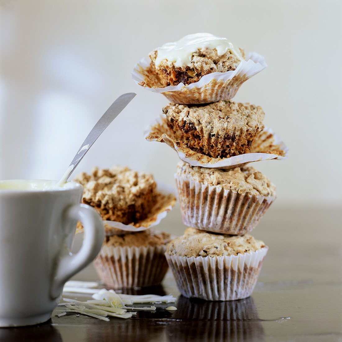 Schokoladenmuffins in Papierförmchen (gestapelt)