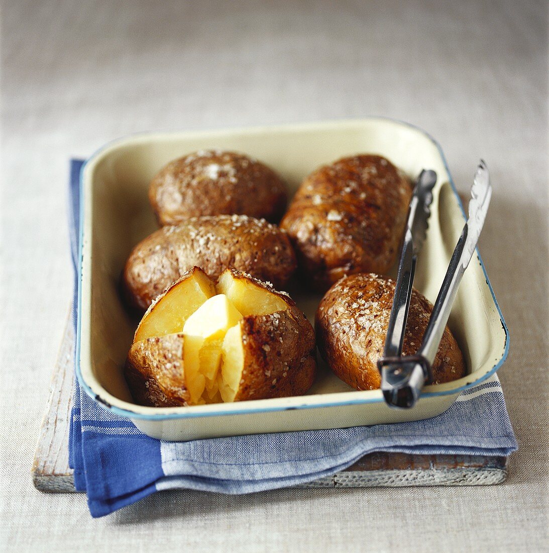 Ofenkartoffeln mit Butter und Salz