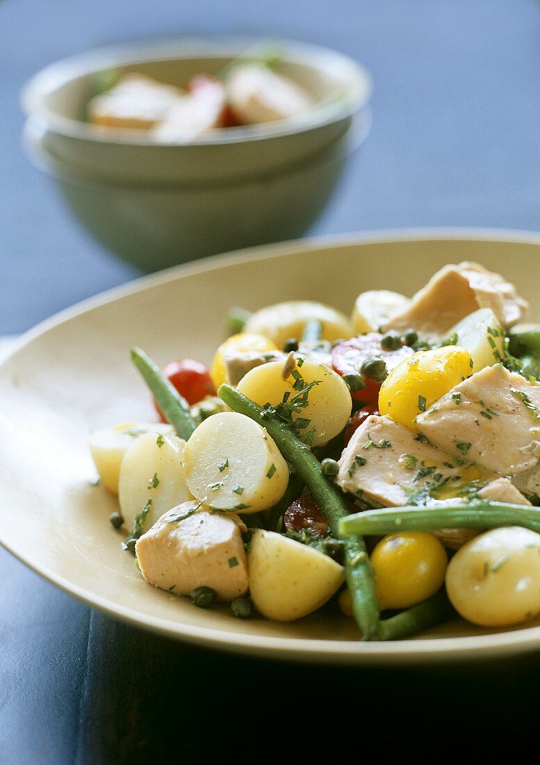Potato salad with green beans, tomatoes and tuna