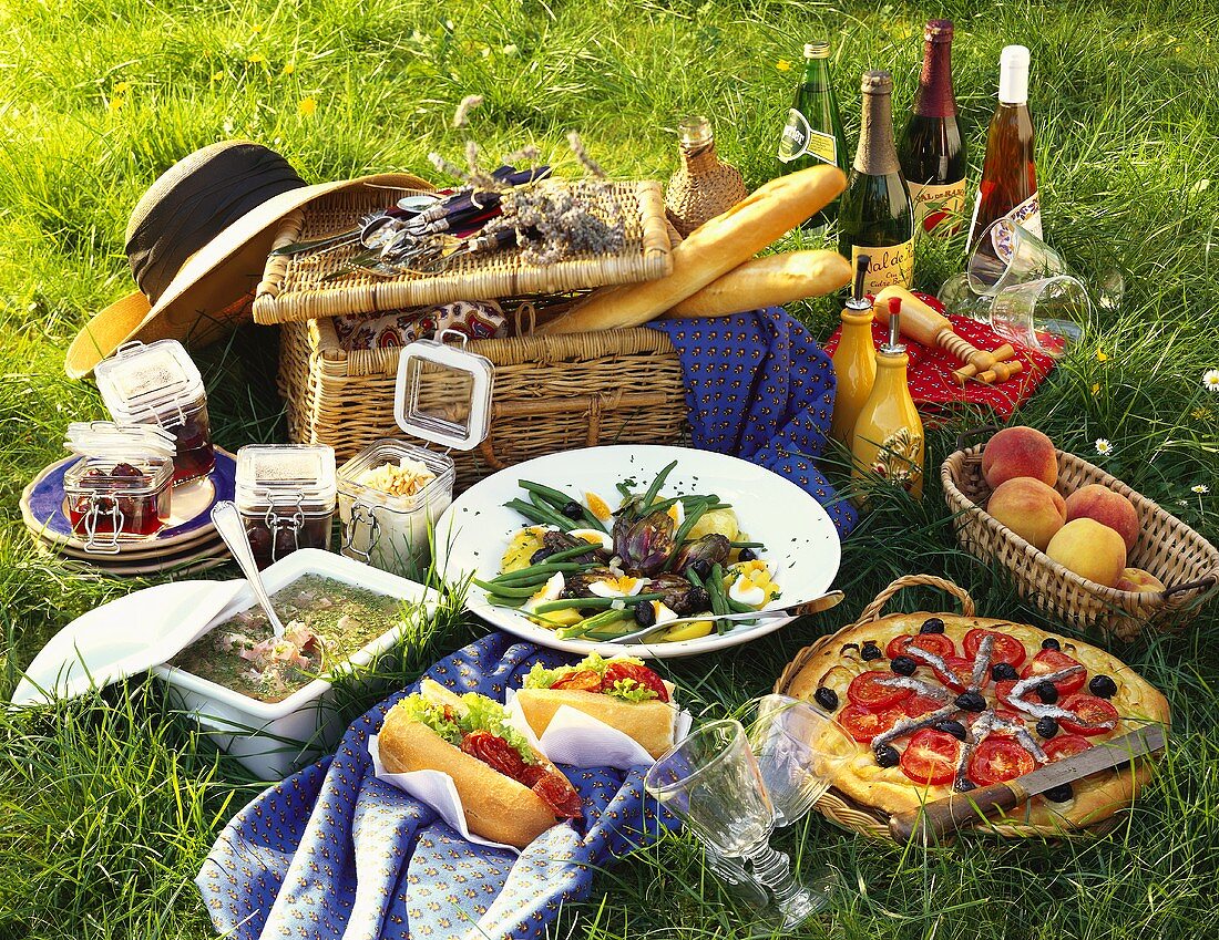 Französisches Picknick mit Nizzasalat, Sardellenkuchen etc.