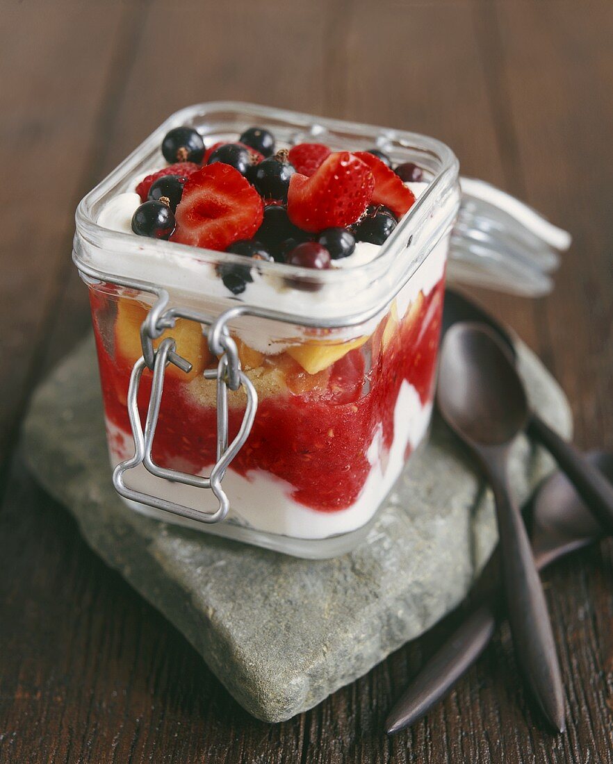 Trifle mit Früchten im Vorratsglas