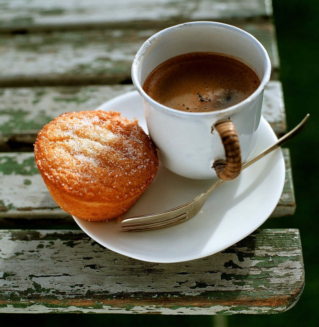 Tasse Espresso und ein Mandeltörtchen