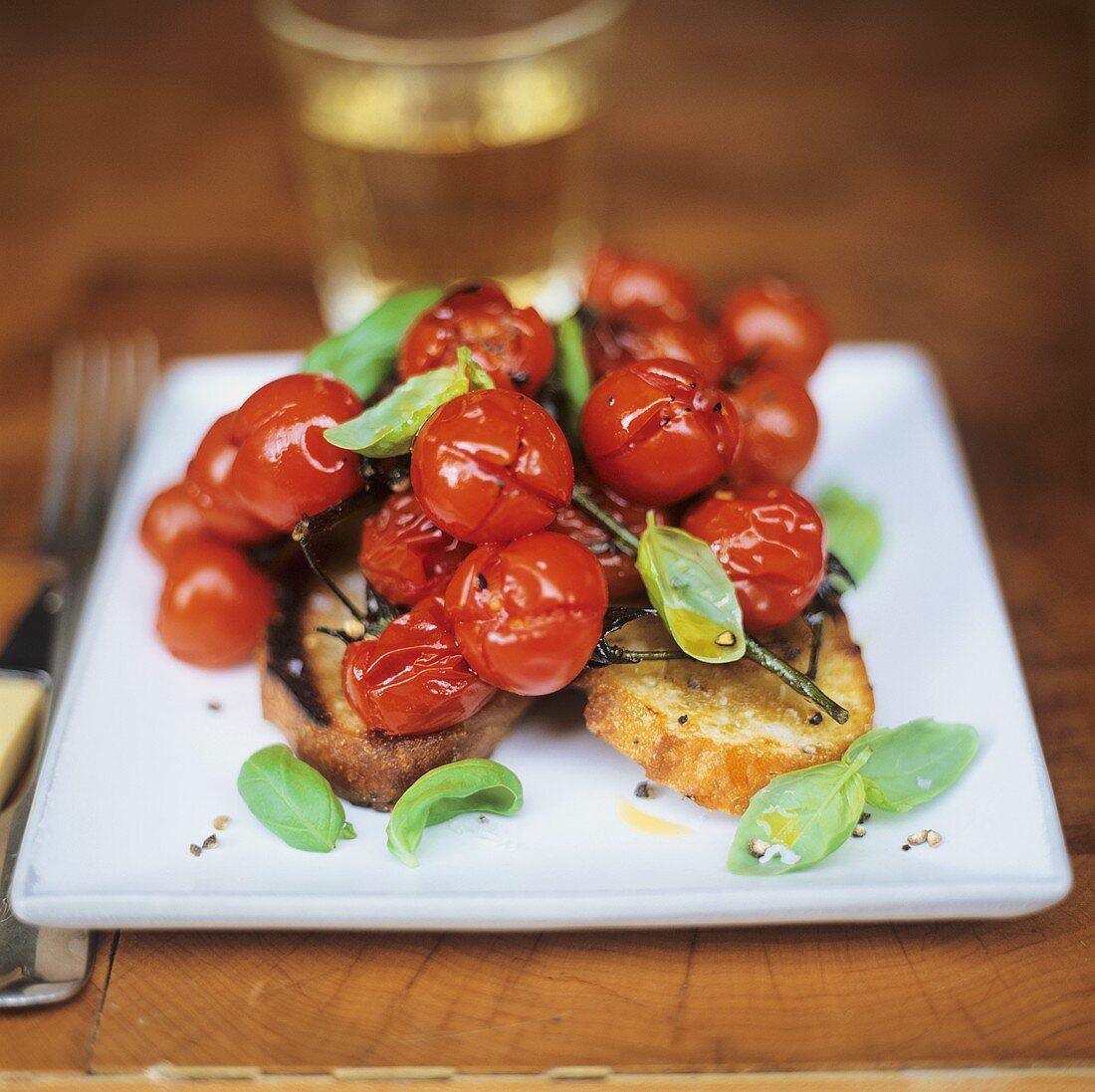 Garlic bread with baked cherry tomatoes