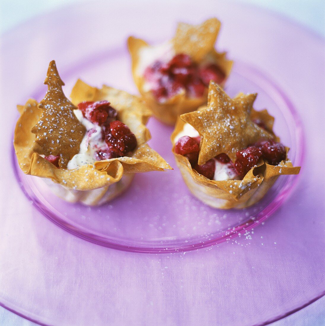 Filloteigschälchen mit Vanillecreme und Himbeeren