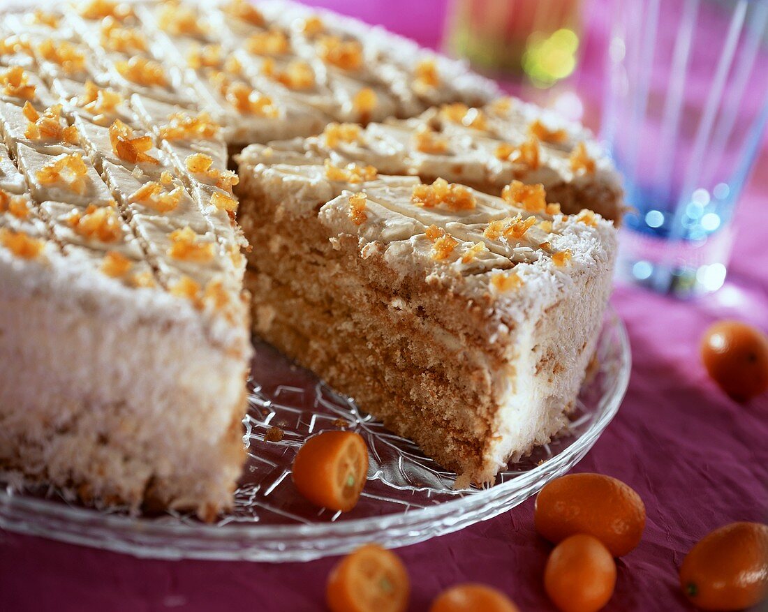 Biskuittorte mit Kumquats, angeschnitten