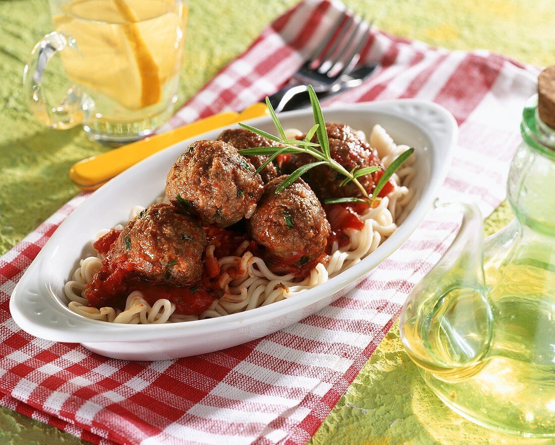 Hackbällchen mit Tomatensauce auf Spaghetti fürs Picknick