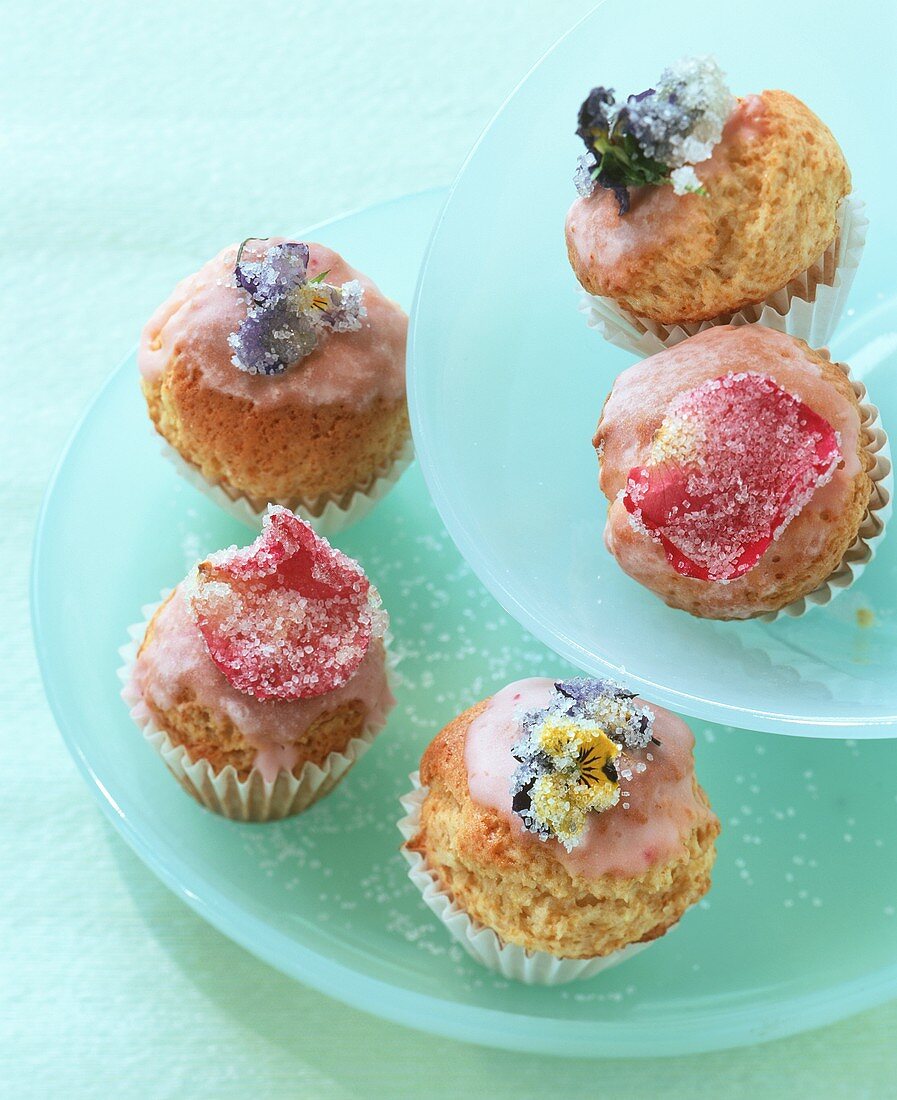 Mini-muffins with sugared flowers