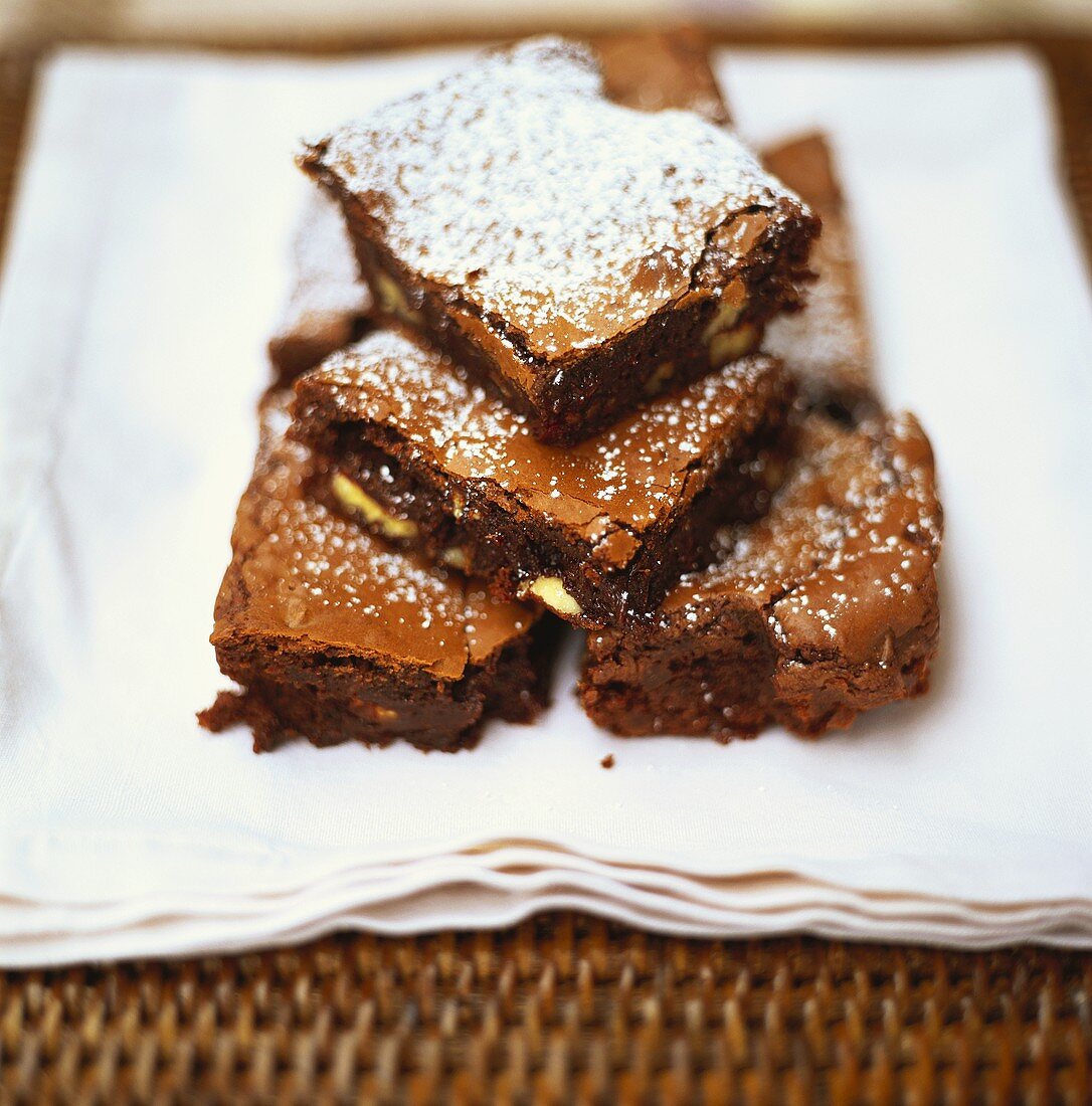 Mandelbrownies mit Puderzucker