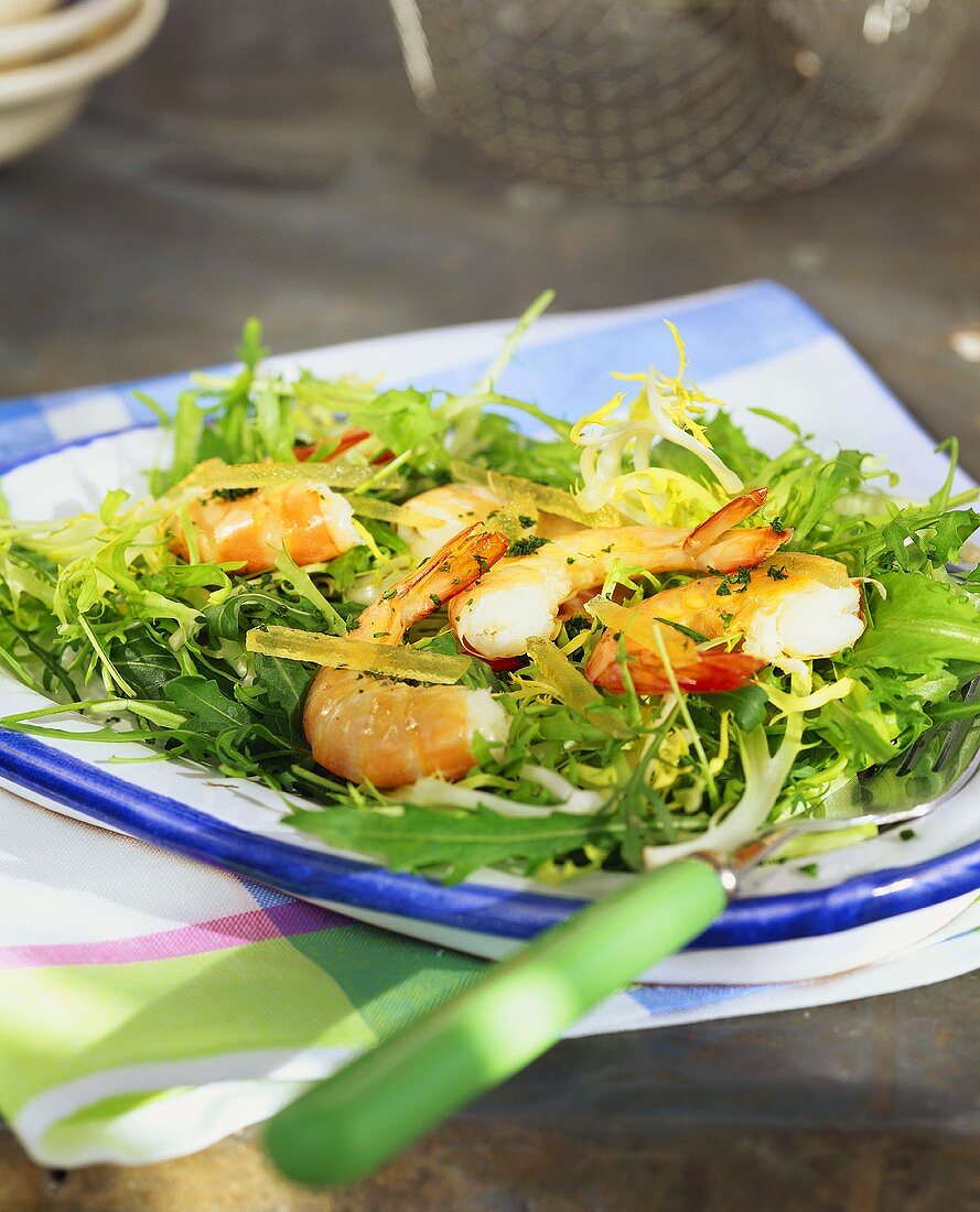 Blattsalat mit Garnelen und kandiertem Ingwer