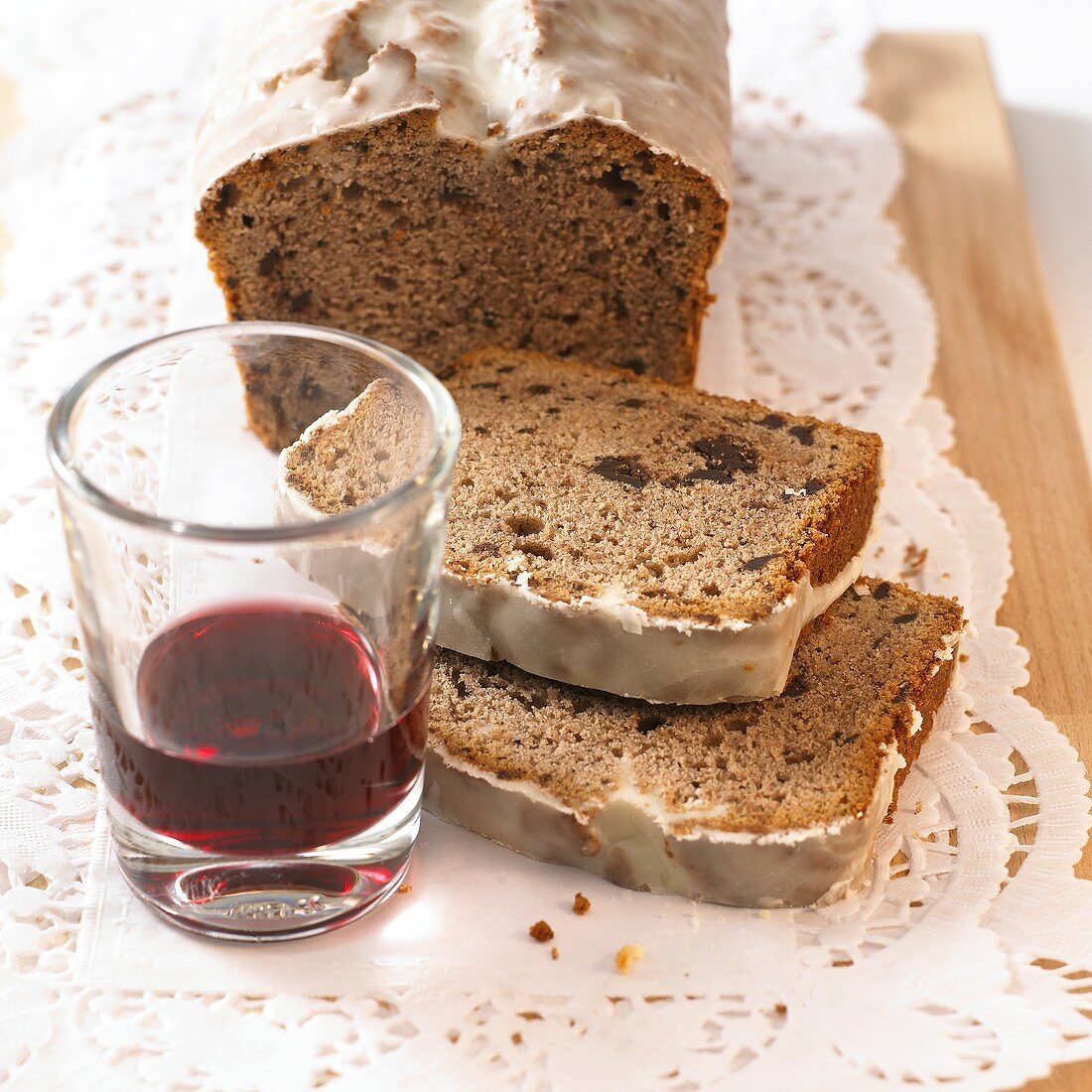 Rotweinkuchen und Glas Rotwein