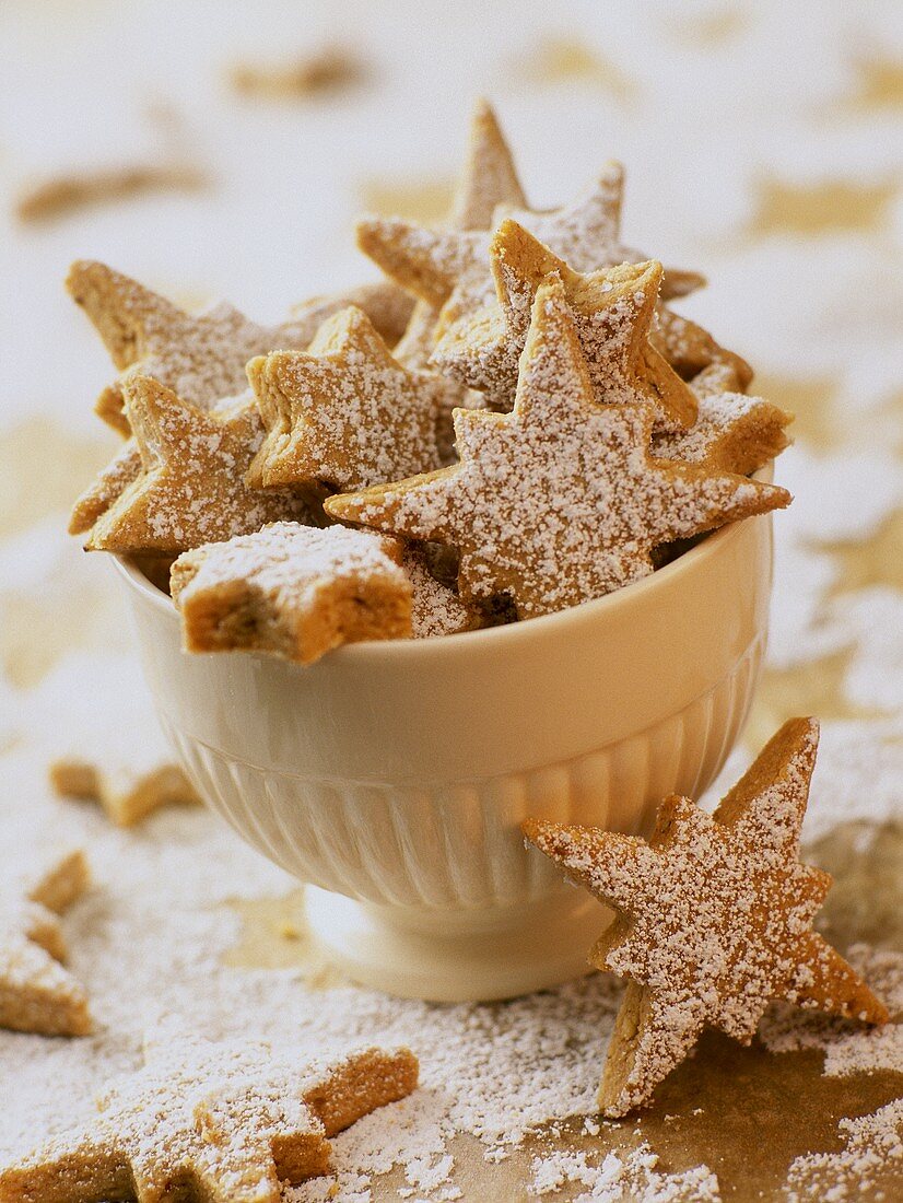 Cinnamon stars with icing sugar in white bowl