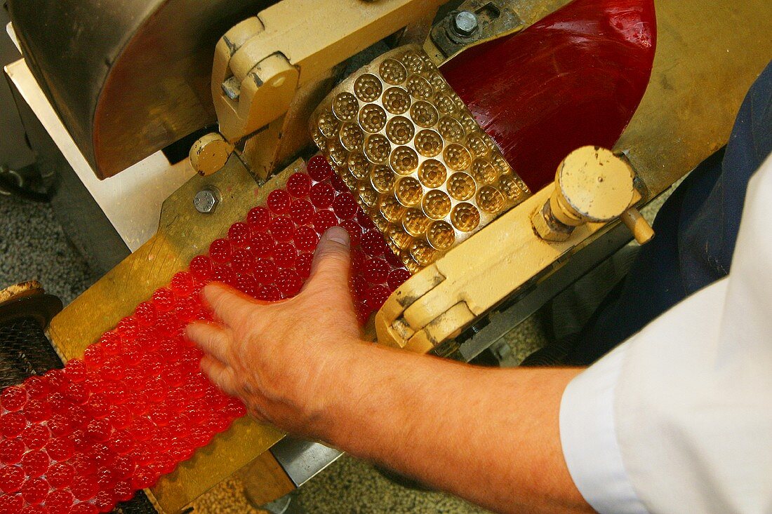 Herstellung von roten Fruchtbonbons in Fabrik