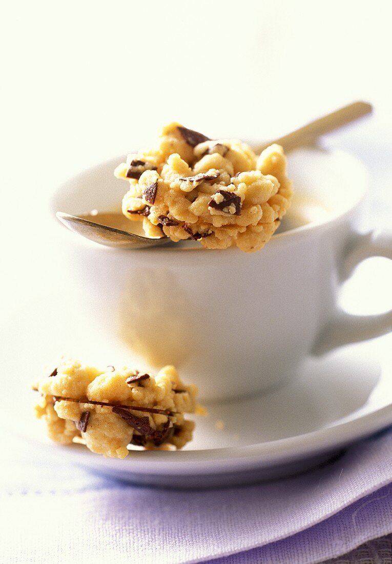 Streuselplätzchen auf weisser Kaffeetasse