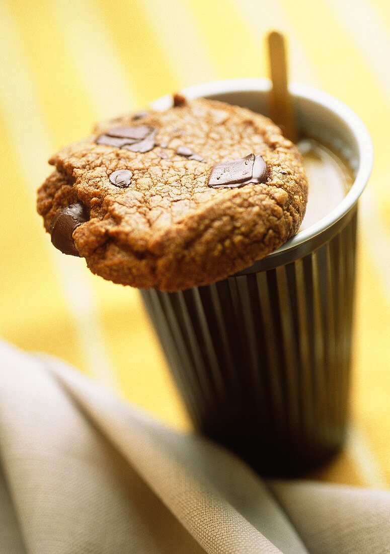 Chocolate Chip Cookie auf einem Becher Kaffee
