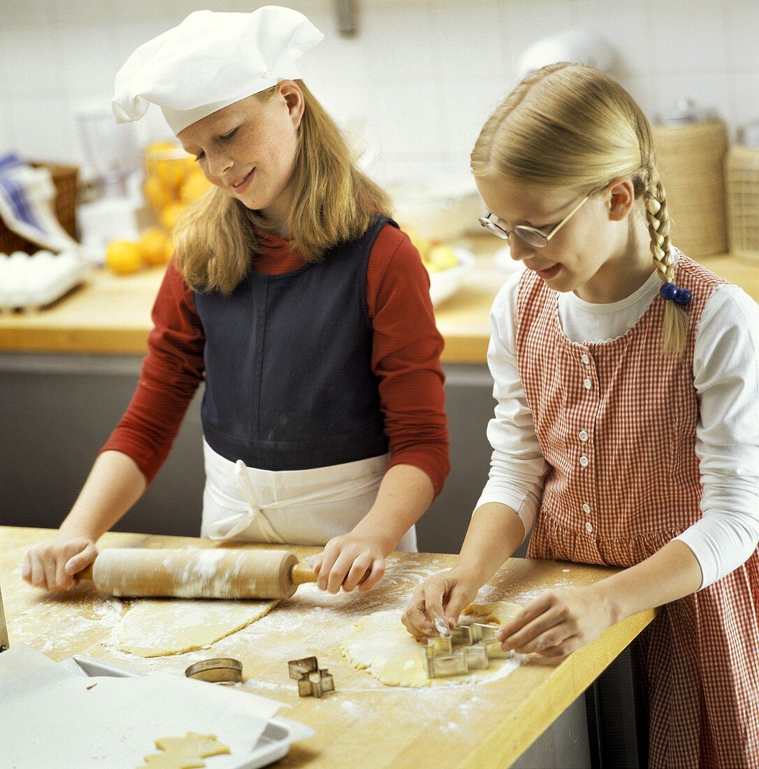 Zwei Mädchen beim Plätzchenbacken aus Mürbteig