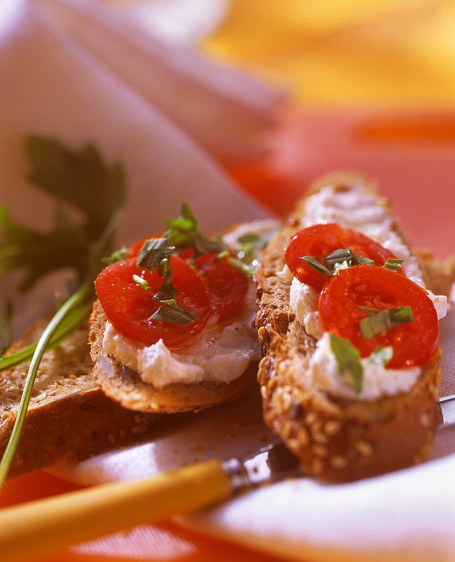 Wholemeal bread with quark and tomatoes