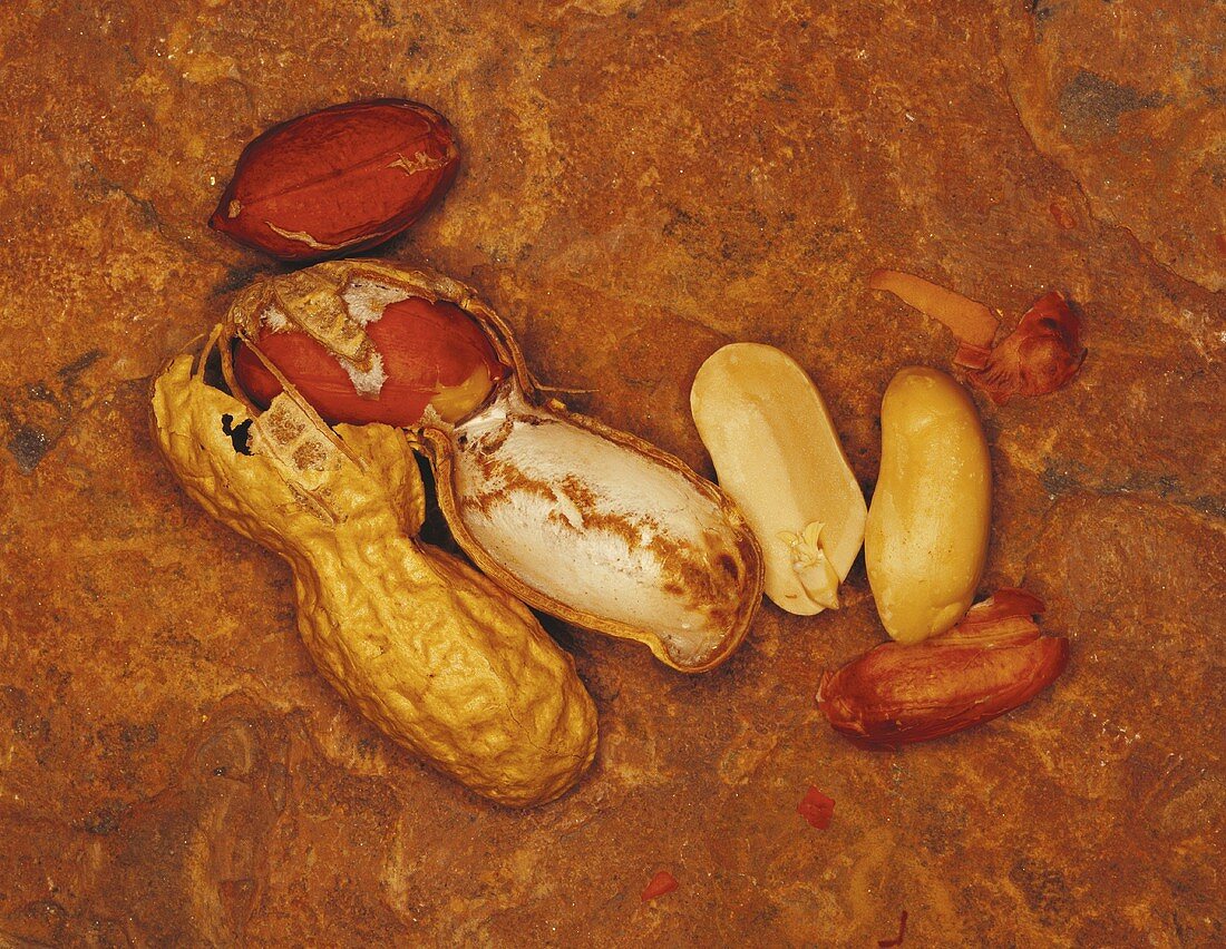 Erdnüsse auf braunem Untergrund