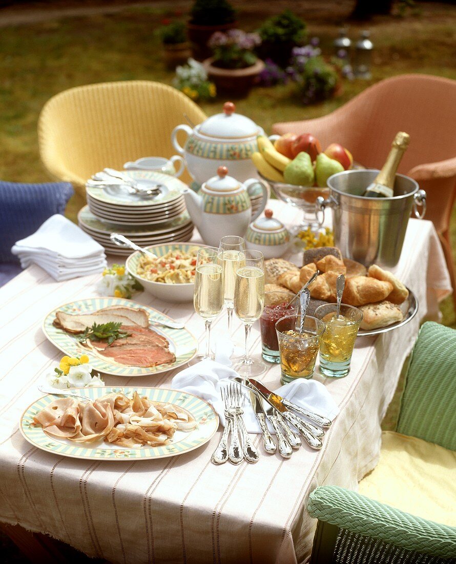 Champagne breakfast in the open air