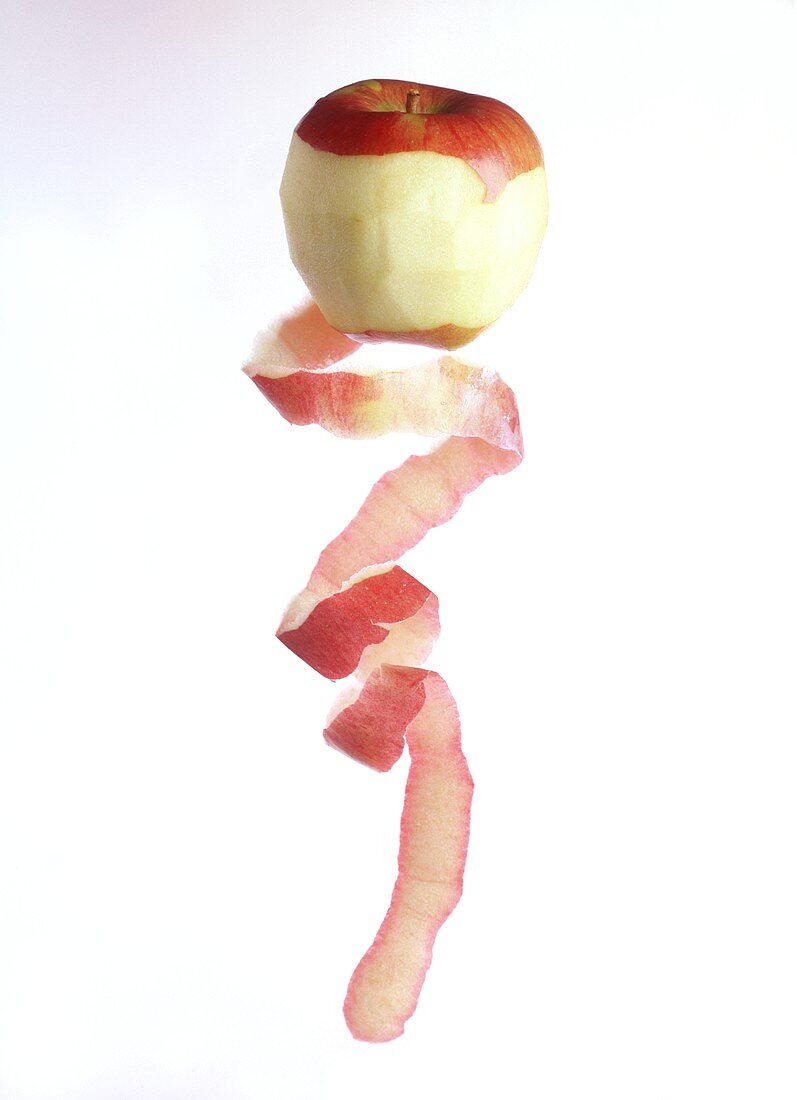 Ein spiralförmig geschälter Apfel